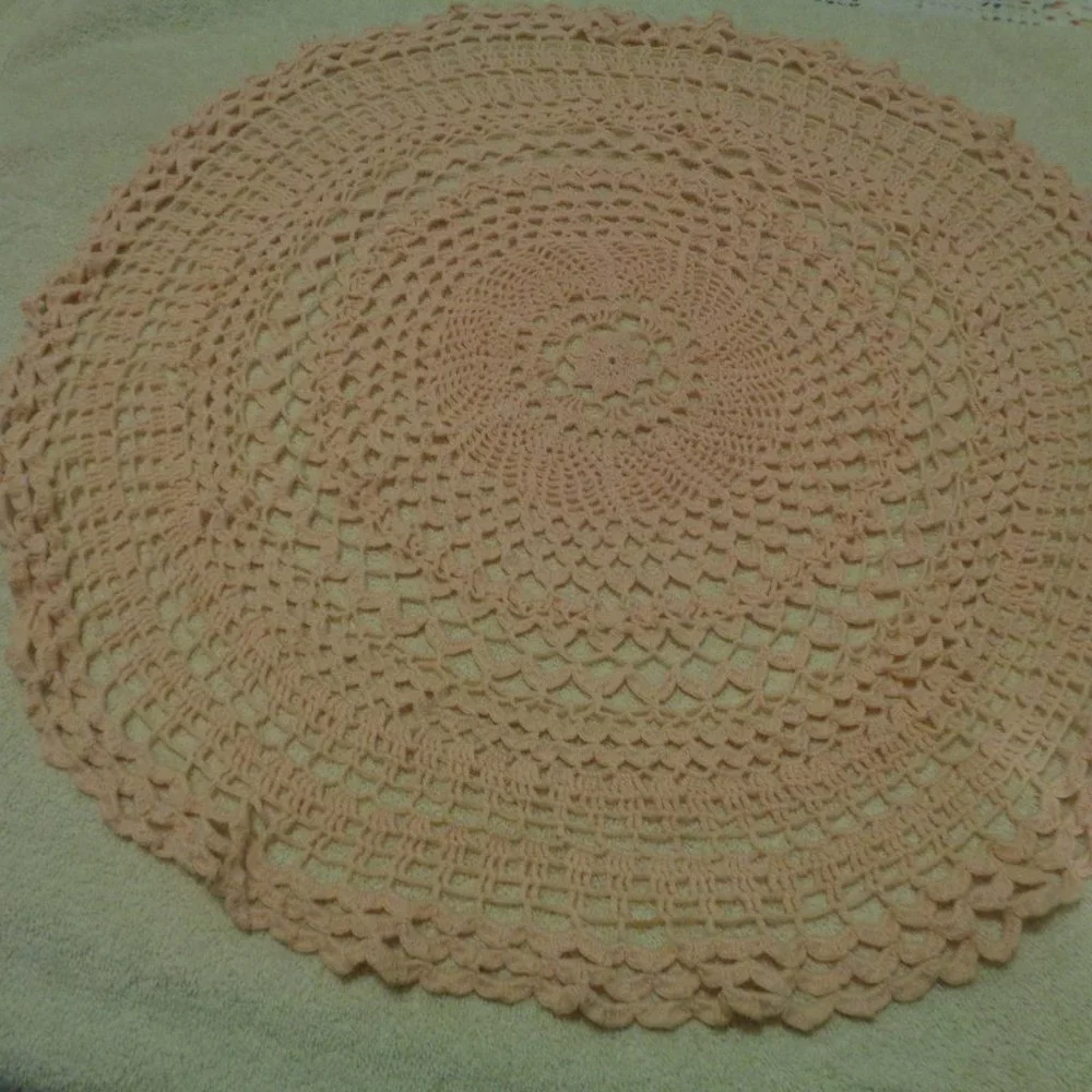 RETRO VINTAGE PRETTY IN PEACH 1950S HAND CROCHETED ROUND SM TABLECLOTH OR DOILY